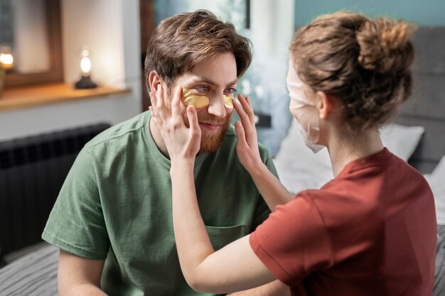 Colocataires à plan moyen pratiquant les soins de la peau