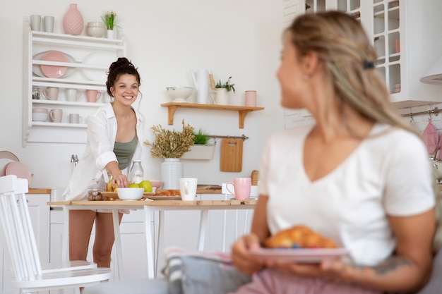 Colocataires de plan moyen en train de discuter