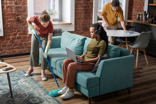 Colocataires plein coup ensemble à la maison