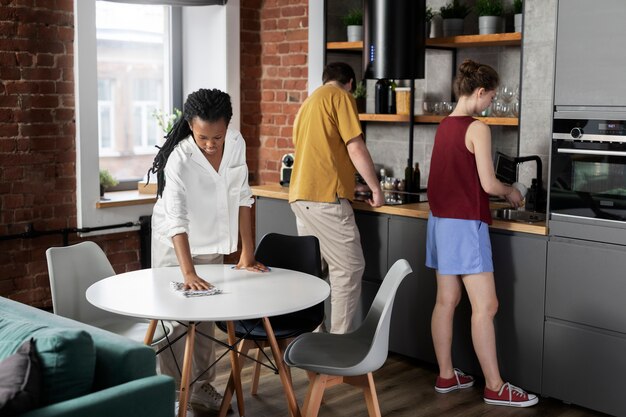 Colocataires plein coup nettoyant la cuisine ensemble