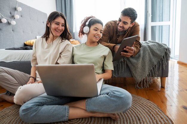 Colocataires plein coup passant du temps à l'intérieur