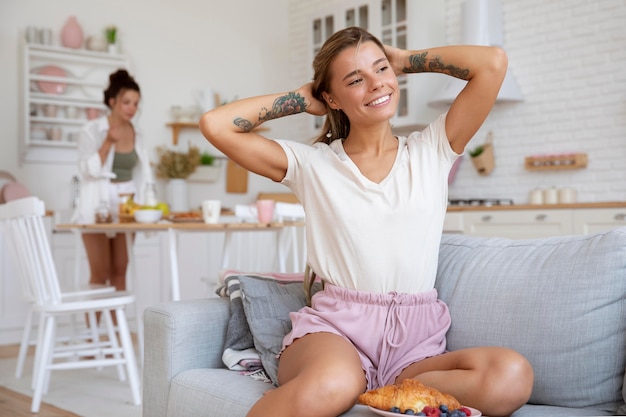 Colocataires souriants à plan moyen à la maison