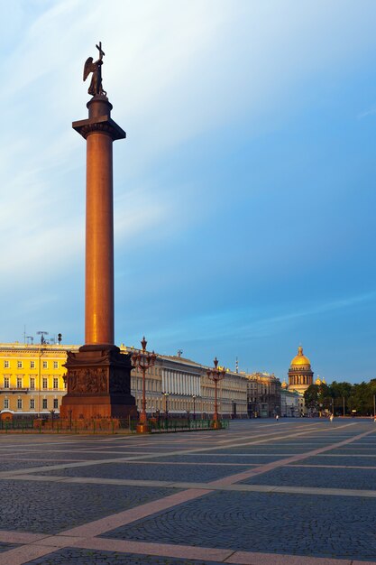 Colonne d&#39;Alexandre dans la place du palais