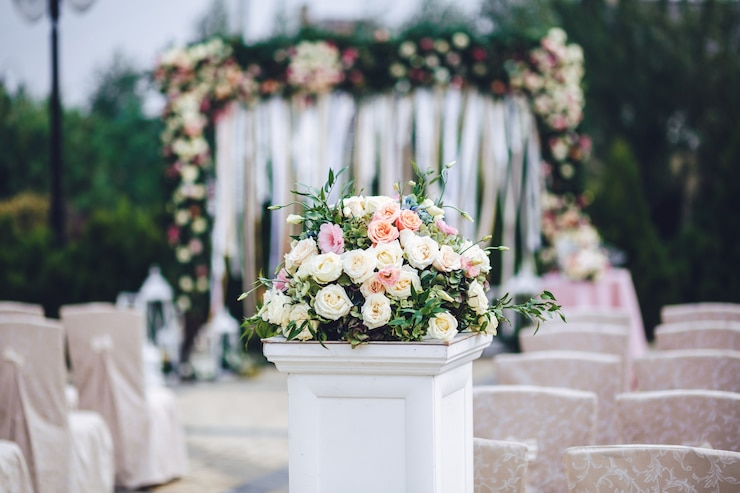 Photo gratuit colonne avec un bouquet de roses riches se tient à l&#39;extérieur