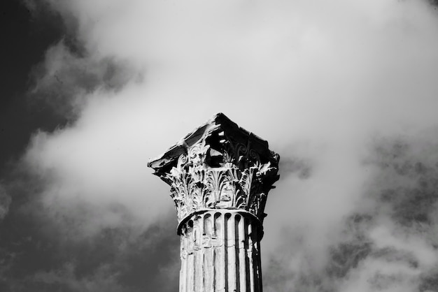 Colonne en noir et blanc