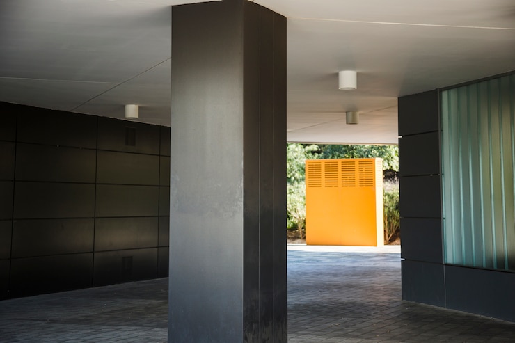Photo gratuit colonne sombre avec cabane orange