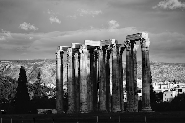 Des colonnes en noir et blanc