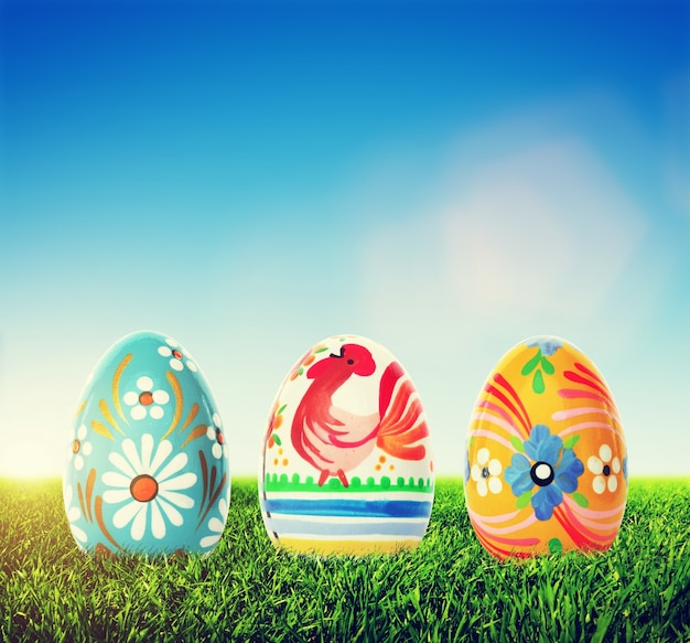 Photo gratuite colorful easter eggs sur l'herbe