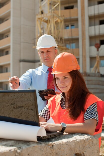 Les cols blancs travaillent sur le chantier