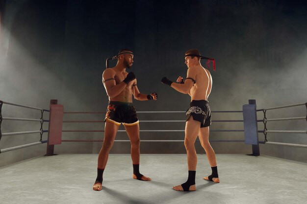 Combattants de boxe thai muay thai