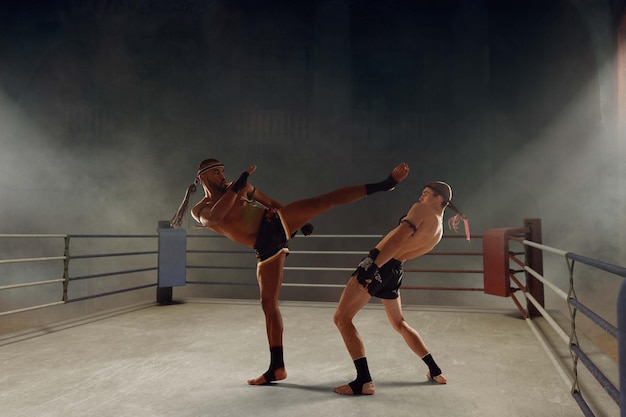 Combattants de boxe thai muay thai