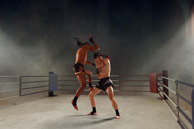 Combattants de boxe thai muay thai