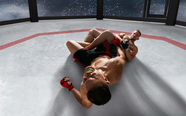 Photo gratuite combattants mma sur le ring professionnel fighting championship