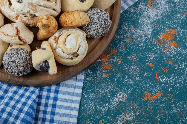 Combinaison de biscuits au cacao et au beurre dans un plateau en bois.