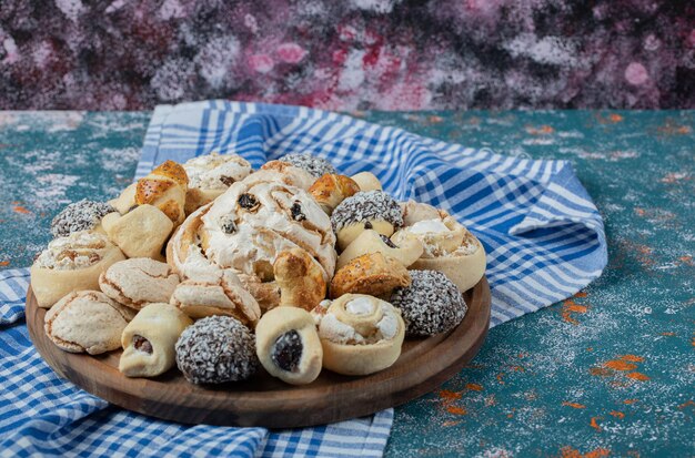 Combinaison de biscuits au cacao et au beurre dans un plateau en bois.