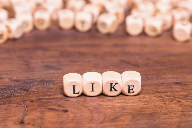 Comme un message composé de cubes disposés sur le bureau