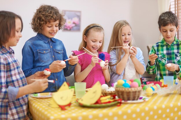 Commençons à peindre des œufs de Pâques