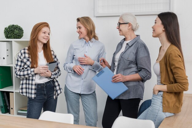 Communauté de femmes travaillant ensemble