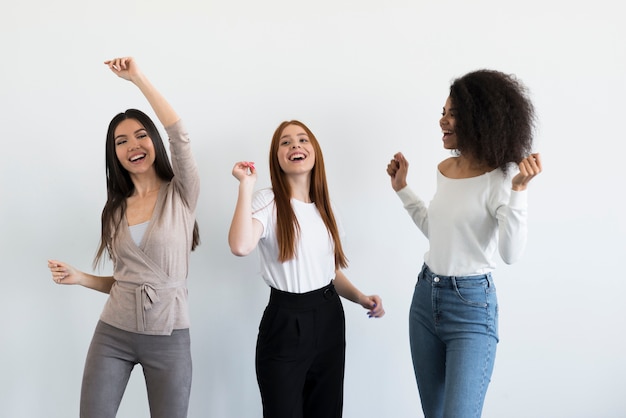 Communauté de jeunes femmes célébrant ensemble