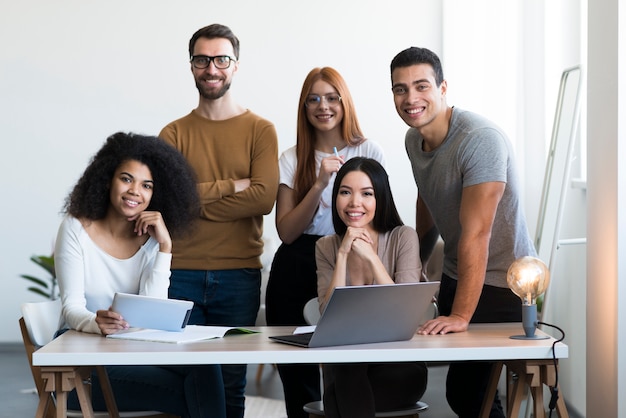 Communauté de jeunes posant ensemble