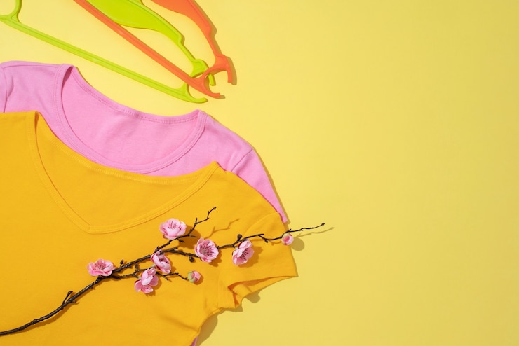 Photo gratuit commutateur de garde-robe de printemps sur la nature morte