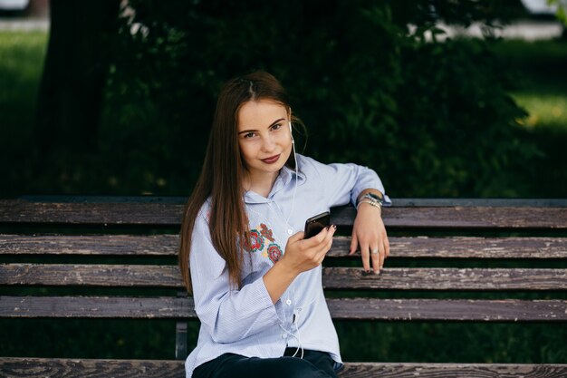 compagnie de jeunes amis avec smartphones marchant dans la ville