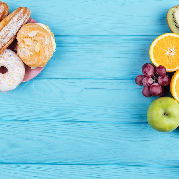 Photo gratuite comparaison entre bonbons et fruits