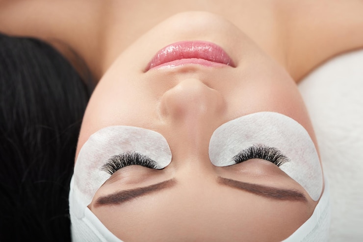 Photo gratuit comparation photo des cils élargis normaux et faux des femmes