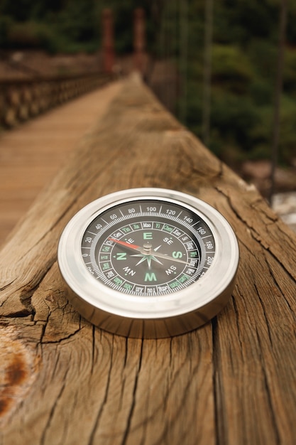 Compas à angle élevé sur le bord du pont