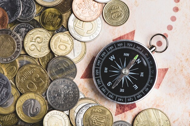 Compass avec une variété de pièces de monnaie