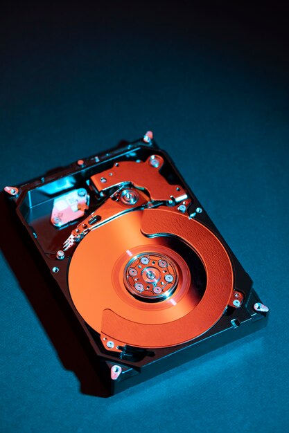 Composants du disque dur avec lumière bleue