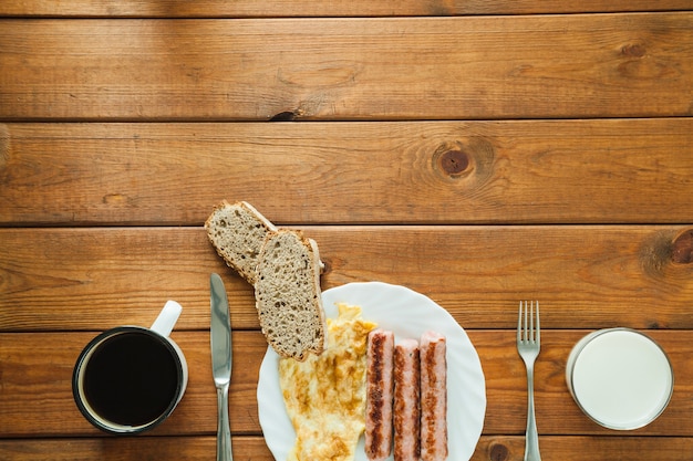 Composé délicieux petit déjeuner avec des boissons