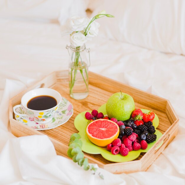 Composé de fruits sains et de café sur un plateau