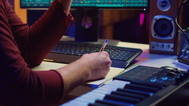 Compositeur développant une piste originale dans son studio à la maison