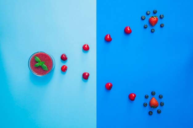 Composition abstraite avec des fruits rouges