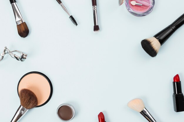 Composition avec accessoires de maquillage beauté sur fond clair