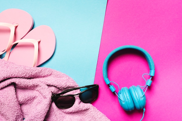 Composition d&#39;accessoires de plage et d&#39;écouteurs sur fond multicolore