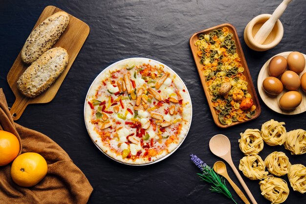 Composition alimentaire italienne avec pizza au milieu