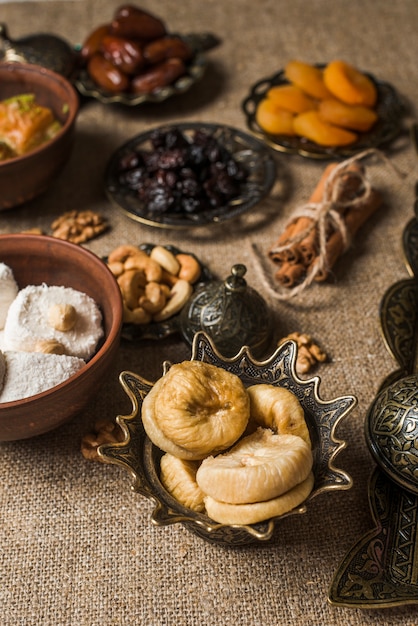 Photo gratuite composition des aliments pour le ramadan