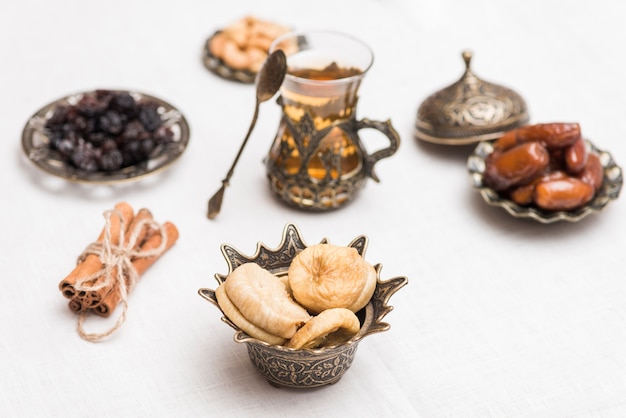 Photo gratuite composition des aliments pour le ramadan