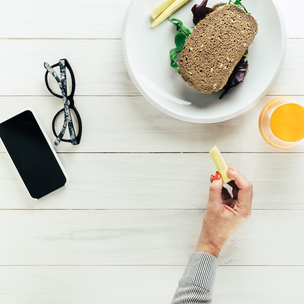 Composition d&#39;aliments sains avec du pain et du jus d&#39;orange