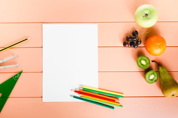 Photo gratuite composition d'aliments sains avec du papier vierge