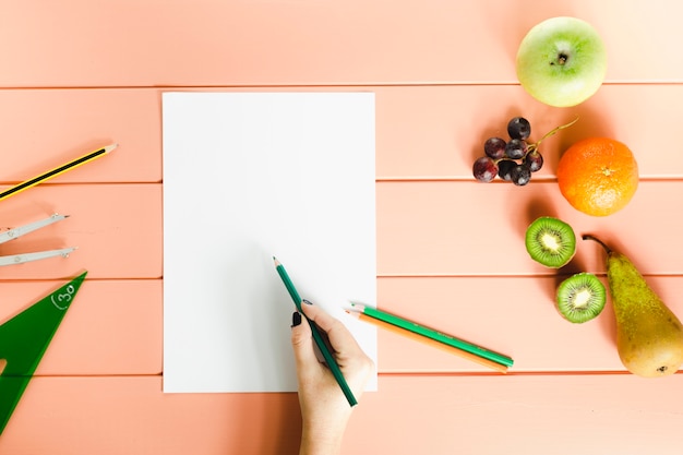 Photo gratuite composition d'aliments sains avec du papier vierge