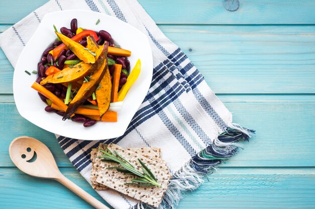 Composition d&#39;aliments sains avec une salade fraîche