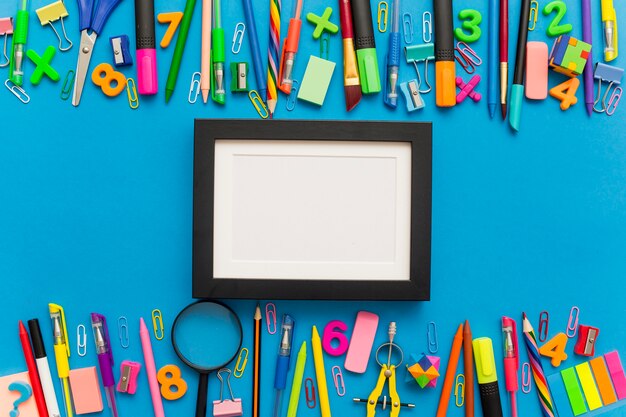 Composition amusante avec des matériaux scolaires et un cadre noir