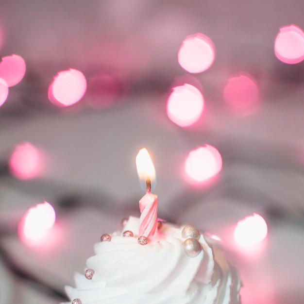 Composition d&#39;anniversaire moderne avec un joli petit gâteau