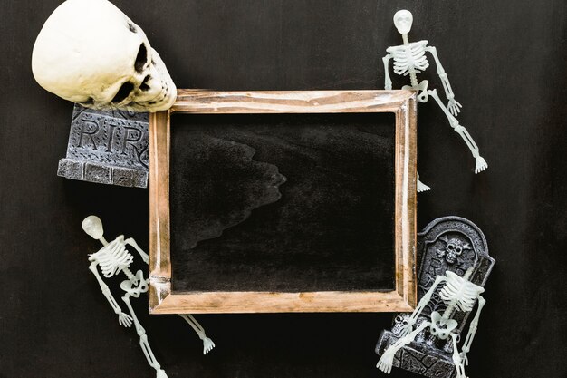 Composition d&#39;ardoise Halloween avec squelettes et crâne