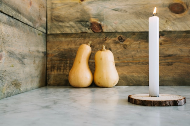 Photo gratuite composition d'automne avec des bougies et des citrouilles