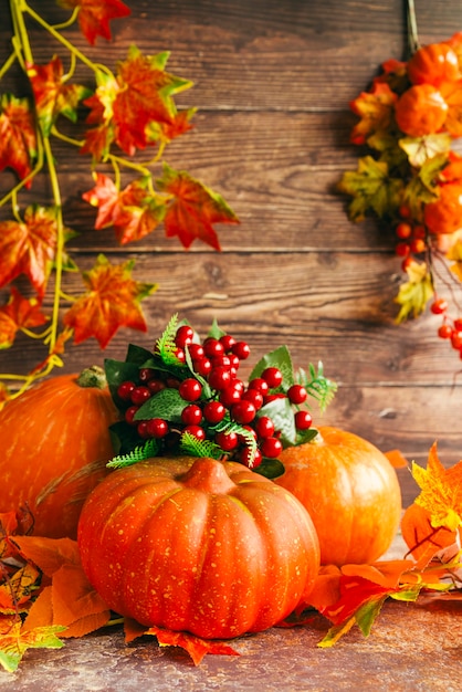 Photo gratuite composition d'automne avec des citrouilles sur table