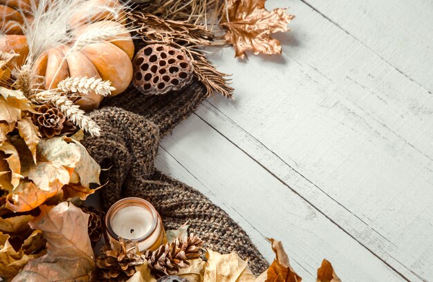 Composition d'automne avec des objets de décoration et des citrouilles